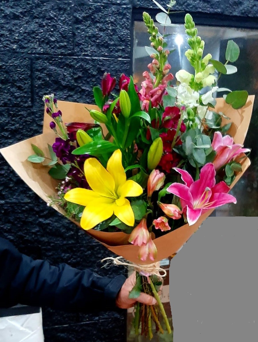 Envio y venta de flores ,rosas, plantas,arreglos florales ,regalos y desayunos a domicilio con delivery gratis en la Ciudad Autonoma de Buenos Aires y con costo de env�o en localidades del Gran Buenos Aires asi como delivery de flores y plantas a trav�s de florerias asociadas en todas las provincias de la Argentina, Buenos Aires, la Pampa, Tucuman, La Rioja, R�o Negro, Entre Rios, Corrientes, Misiones, Neuquen, Chubut, Tierra del Fuego, Santa Cruz, San Luis, Mendoza, Cordoba, Jujuy, Formosa, Santiago del Estero, Salta, Chaco, Catamarca ,San Juan, y ademas realizamos el delivery de flores ,coronas,palmas , plantas y regalos a todas las ciudades de Argentina, Mar del Plata, C�rdoba, Buenos Aires, con cargo en Santa Rosa, La Plata, Bella Vista, Neuquen, Pilar, Paran�, Posadas, Resistencia, Cipolleti y mas de 300 ciudades y localidades en todo el territorio de nuestro pa�s, asi como tambien tenemos la posibilidad de enviar flores a casi todo el mundo en cuestion de horas